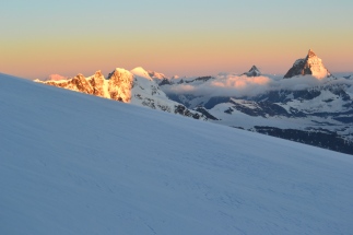 Po prawej Mat, a w lewym rogu Mont Blanc
